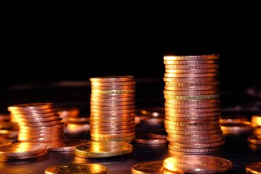 Bozuk paraların siyah arkaplanda kapatılması, madeni paraların istiflenmesi ve mali ve bankacılık paralarının reklamı