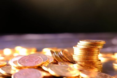 Bozuk paraların siyah arkaplanda kapatılması, madeni paraların istiflenmesi ve mali ve bankacılık paralarının reklamı