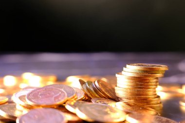 Bozuk paraların siyah arkaplanda kapatılması, madeni paraların istiflenmesi ve mali ve bankacılık paralarının reklamı