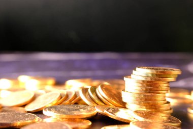 Bozuk paraların siyah arkaplanda kapatılması, madeni paraların istiflenmesi ve mali ve bankacılık paralarının reklamı