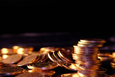 Bozuk paraların siyah arkaplanda kapatılması, madeni paraların istiflenmesi ve mali ve bankacılık paralarının reklamı
