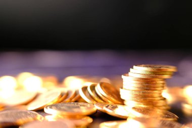 Bozuk paraların siyah arkaplanda kapatılması, madeni paraların istiflenmesi ve mali ve bankacılık paralarının reklamı