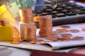 Detailní záběr mincí na pozadí stolu, mince skládané na pozadí a Reklamní mince financí a bankovnictví