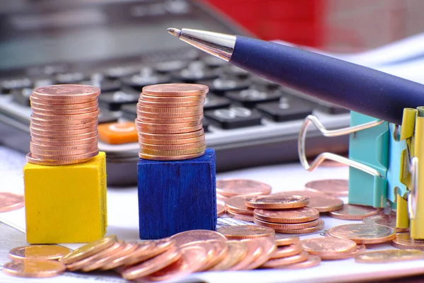 Masa arkasındaki madeni paraları kapat, madeni paralar birikmiş ve para ve bankacılık paralarının reklamını yap