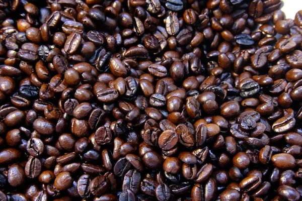 ローストコーヒー豆の背景と食感を閉じ — ストック写真