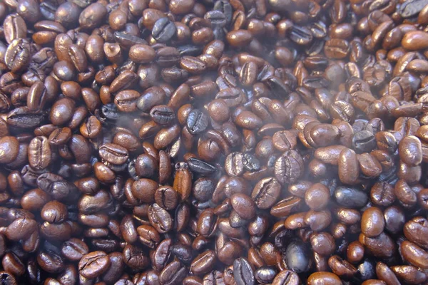 ローストコーヒー豆の背景と食感を閉じ — ストック写真