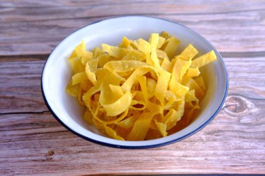 Tahta masada patates cipsi.