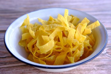 Tahta masada patates cipsi.