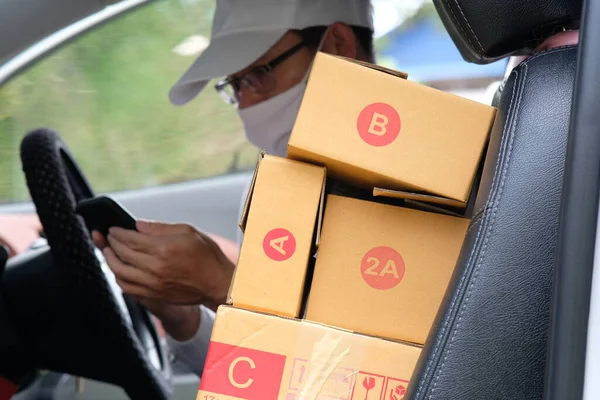 Entregador Com Encomendas Caixas Papelão Lado Carro — Fotografia de Stock