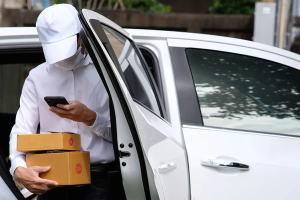 Bezorger Met Pakketten Kartonnen Dozen Naast Auto — Stockfoto