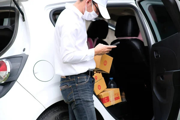 Entregador Com Encomendas Caixas Papelão Lado Carro — Fotografia de Stock