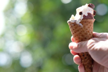 Dondurmayı bulanık arkaplanda tutarken 