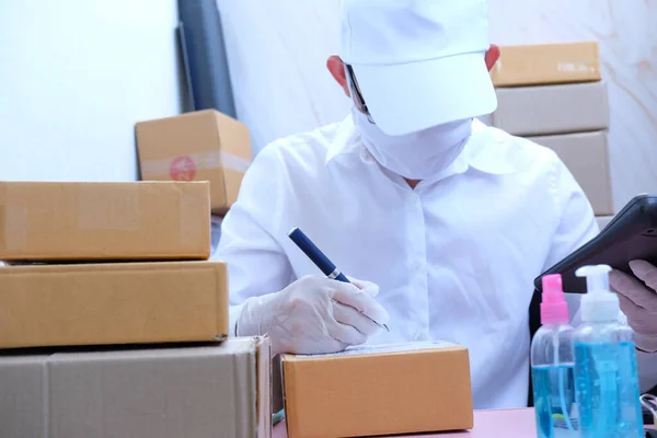 Empresário Trabalhando Smartphone Mesa Trabalhou Conceito Casa Enviando Caixa Papelão — Fotografia de Stock