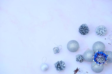 Beyaz mermer arka plan ve boşluk üzerine Noel süslemeleri, Noel kompozisyonu, gümüş ve altın Noel süslemeleri