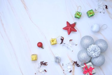 Beyaz mermer arka plan ve boşluk üzerine Noel süslemeleri, Noel kompozisyonu, gümüş ve altın Noel süslemeleri