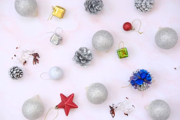 Decoraciones Navideñas Sobre Fondo Mármol Blanco Espacio Para Texto Composición — Foto de Stock