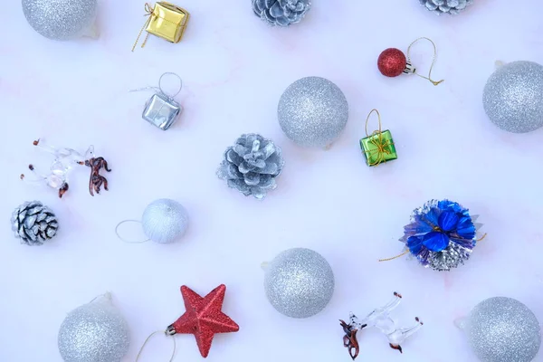 Kerstversiering Witte Marmeren Achtergrond Ruimte Voor Tekst Kerstvakantie Compositie Bovenaanzicht — Stockfoto