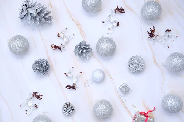 Χριστουγεννιάτικες Διακοσμήσεις Λευκό Μαρμάρινο Φόντο Και Χώρος Για Κείμενο Χριστουγεννιάτικη — Φωτογραφία Αρχείου