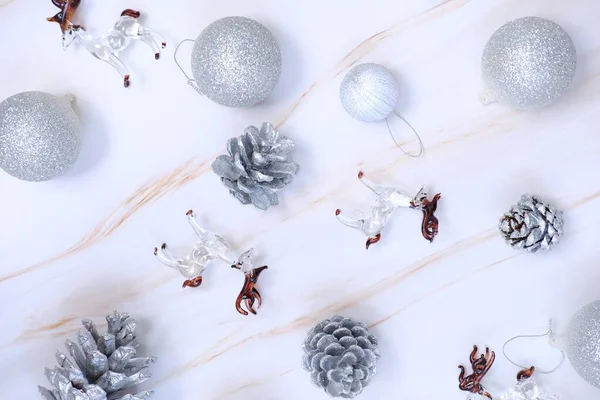 Kerstversiering Witte Marmeren Achtergrond Ruimte Voor Tekst Kerstvakantie Compositie Bovenaanzicht — Stockfoto