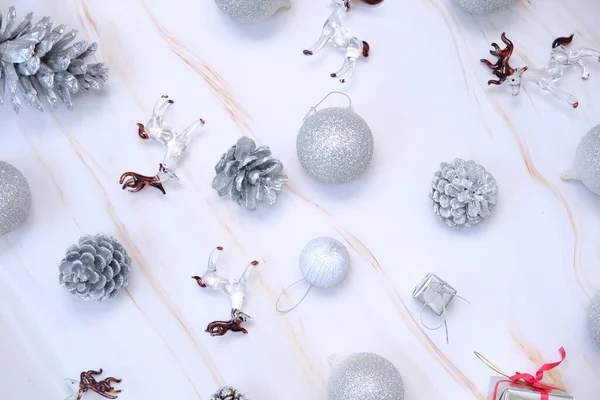 Decoraciones Navideñas Sobre Fondo Mármol Blanco Espacio Para Texto Composición — Foto de Stock