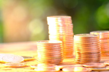 Bulanık arkaplanda bozuk para yığını 