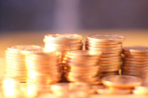 Montón Monedas Oro Sobre Fondo Madera Monedas Publicitarias Finanzas Concepto —  Fotos de Stock