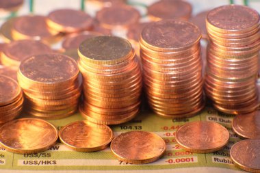 Siyah arkaplanda altın para yığını ve finans ve bankacılık reklam paraları