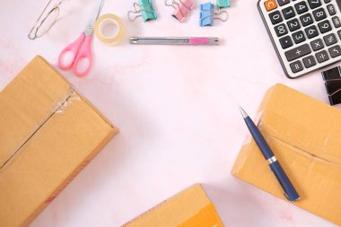 Masadaki karton kutu ve ücretsiz teslimat. Çevrimiçi alışveriş ve hızlı teslimat