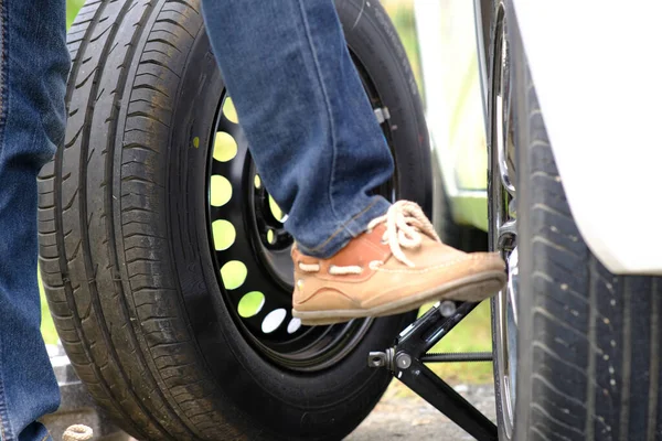 Man Changing Car Tire — Foto de Stock