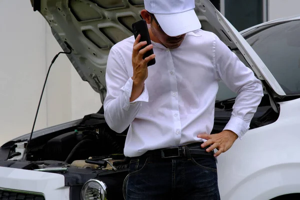 Aziatisch Jongeman Zitten Een Gebroken Auto Bellen Voor Hulp — Stockfoto