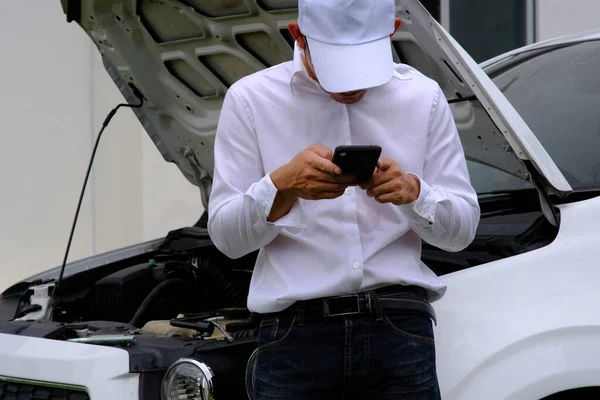 Aziatisch Jongeman Zitten Een Gebroken Auto Bellen Voor Hulp — Stockfoto