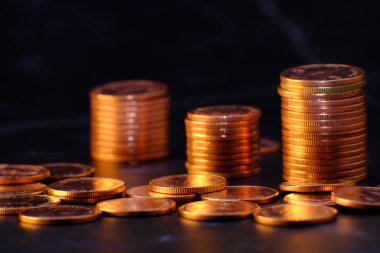 Siyah arkaplanda bozuk para yığını