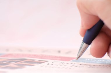 Elin kalem tutsun ve masanın üzerine defter yazsın.