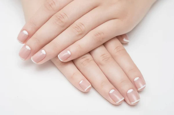 Soin de la sensualité femme ongles manucure français — Photo