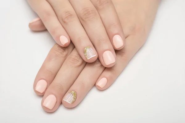 Cura per la sensualità donna unghie manicure francese — Foto Stock