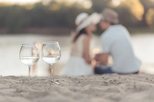 Kristal bardak şampanya deniz arka plan ile düğün Resepsiyon masasında — Stok fotoğraf