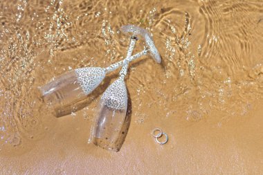Güzel yüksek topuk ayakkabı ile yüzük ve kum gözlüklerini. Beach düğün kavramı