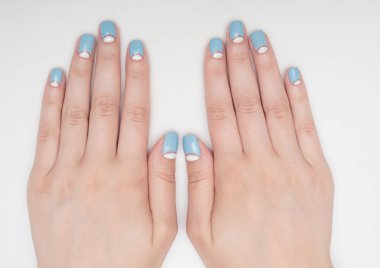 Cila çizgili bir arka plan üzerine açık ve koyu renkleri mavi manikür.