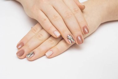 Elleri manikürlü tırnaklar kürk arka plan üzerinde pembe oje ile kaplı