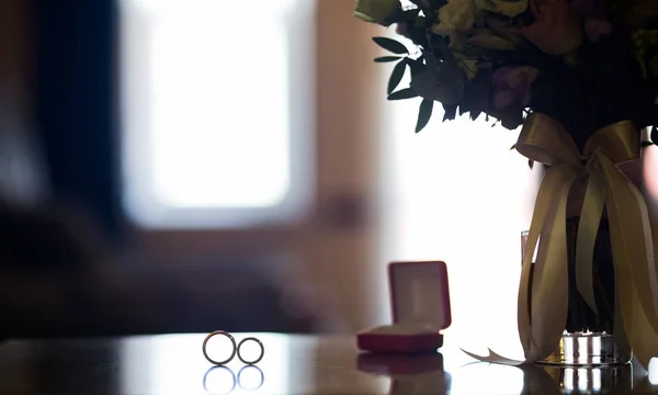 Dos anillos de boda en signo de infinito. Concepto de amor . — Foto de Stock