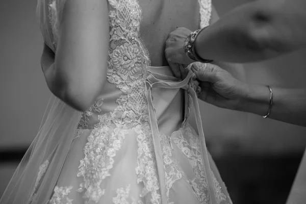 Schöne Braut mit Mode Hochzeitsfrisur - auf weißem Hintergrund.Nahaufnahme Porträt der jungen wunderschönen Braut. Hochzeit. Studio-Shot.Schöne Braut Porträt mit Schleier über ihrem Gesicht — Stockfoto