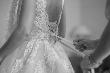 Beyaz arka planda moda düğün saç stili olan güzel bir gelin. Yakından güzel bir gelinin portresi. Düğün için. Stüdyo fotoğrafı. Yüzünde peçeyle güzel bir gelin portresi.