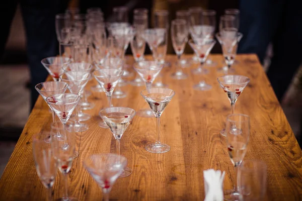 ゴールド背景のシャンパン グラス。パーティーや休日のお祝いのコンセプト — ストック写真