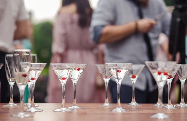 Verres à champagne sur fond doré. Fête et fête concept de célébration — Photo