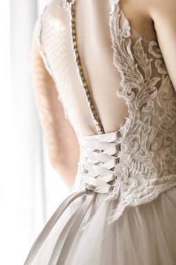 nedime elbise gelin yardımcı oluyor