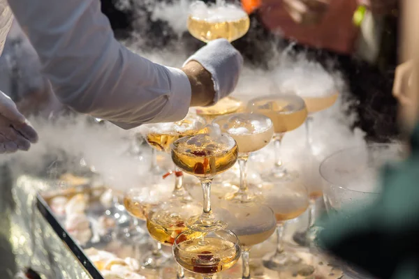 Tobogán de champán. Pirámide o fuente hecha de copas de champán con cereza y vapor de hielo seco —  Fotos de Stock