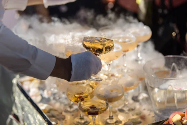 Champagneglas på guld bakgrund. Fest och semester firande koncept — Stockfoto