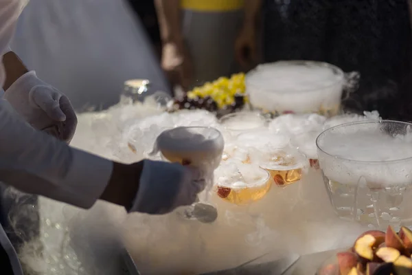 Copas de champán sobre fondo dorado. Concepto de fiesta y celebración festiva —  Fotos de Stock