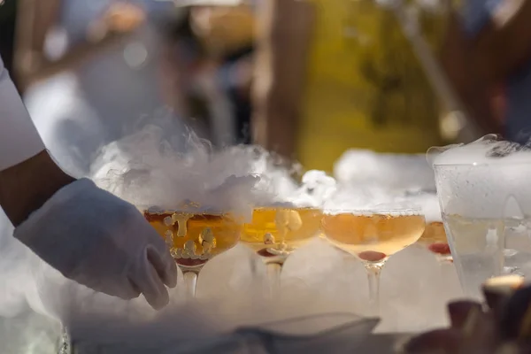 Copas de champán sobre fondo dorado. Concepto de fiesta y celebración festiva —  Fotos de Stock