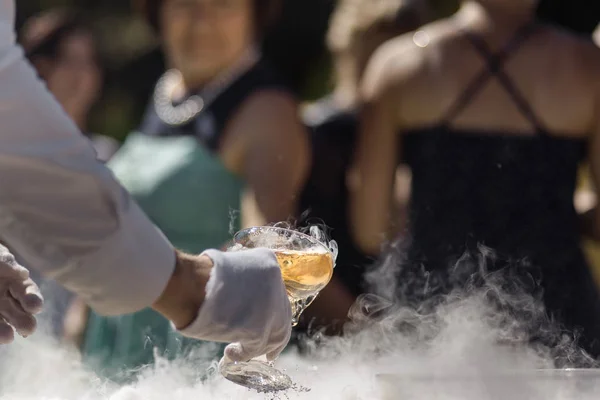 Champagneglas på guld bakgrund. Fest och semester firande koncept — Stockfoto